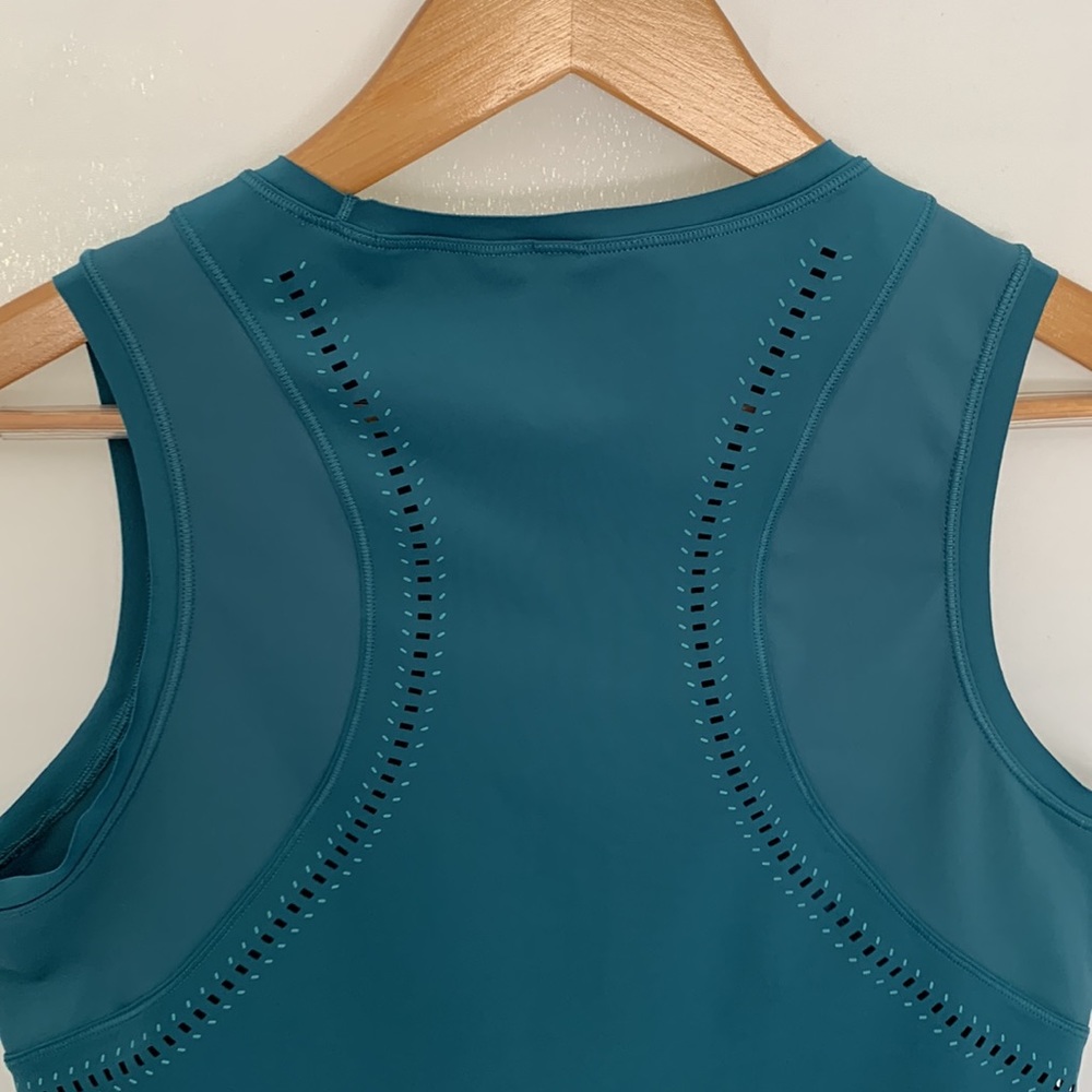 Athleta Levitate Tank Cropped Crew Neck Workout Yoga Borealis Green Large - Picture 13 of 14